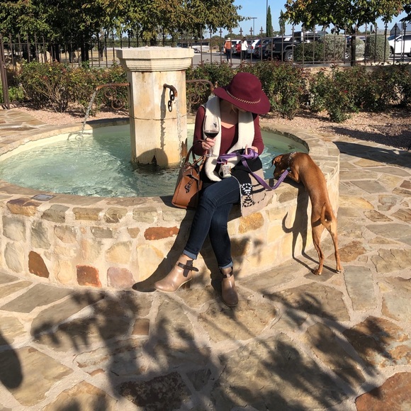 Meet your Posher, Stephanie - Picture 2 of 7